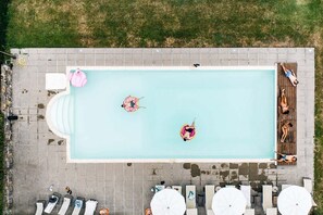 Piscine chauffée, chaises longues