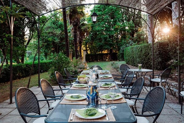 Outdoor dining