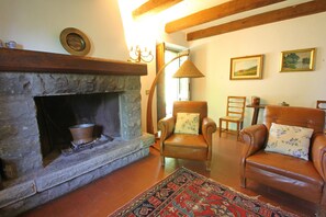 Interior - Private pool with hydromassage & shallow platform. Sleeping 6 (2 1/2 bathrooms) (Pieve Fosciana)