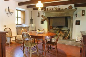 Dining - Private pool with hydromassage & shallow platform. Sleeping 6 (2 1/2 bathrooms) (Pieve Fosciana)