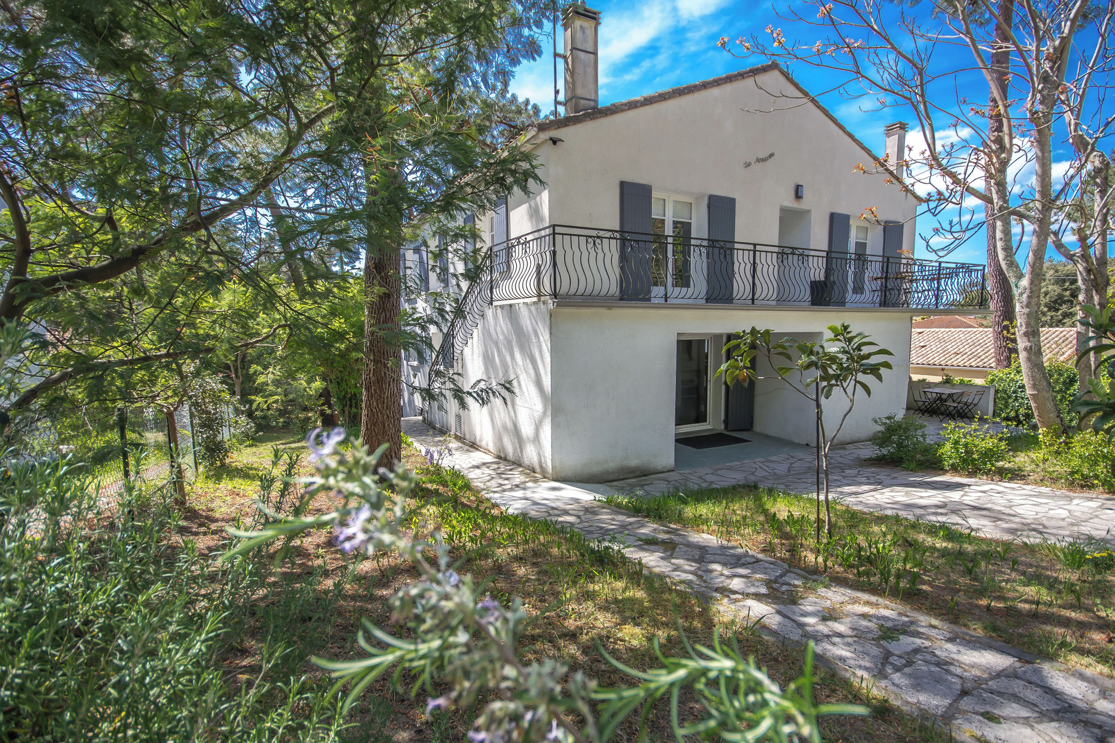 Large 7-bedroom villa, quiet, close to the sea and all amenities