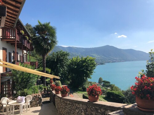 Zwei-Zimmer-Wohnung in Residenz mit Pool und Panoramablick auf den See in Sale Marasino