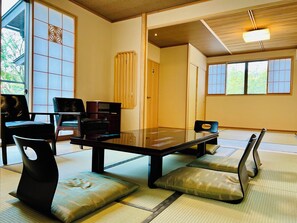 家庭房, 私人浴室 | 迷你吧、客房内保险箱、办公桌、遮光窗帘