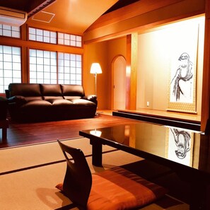 Minibar, coffres-forts dans les chambres, bureau, rideaux occultants