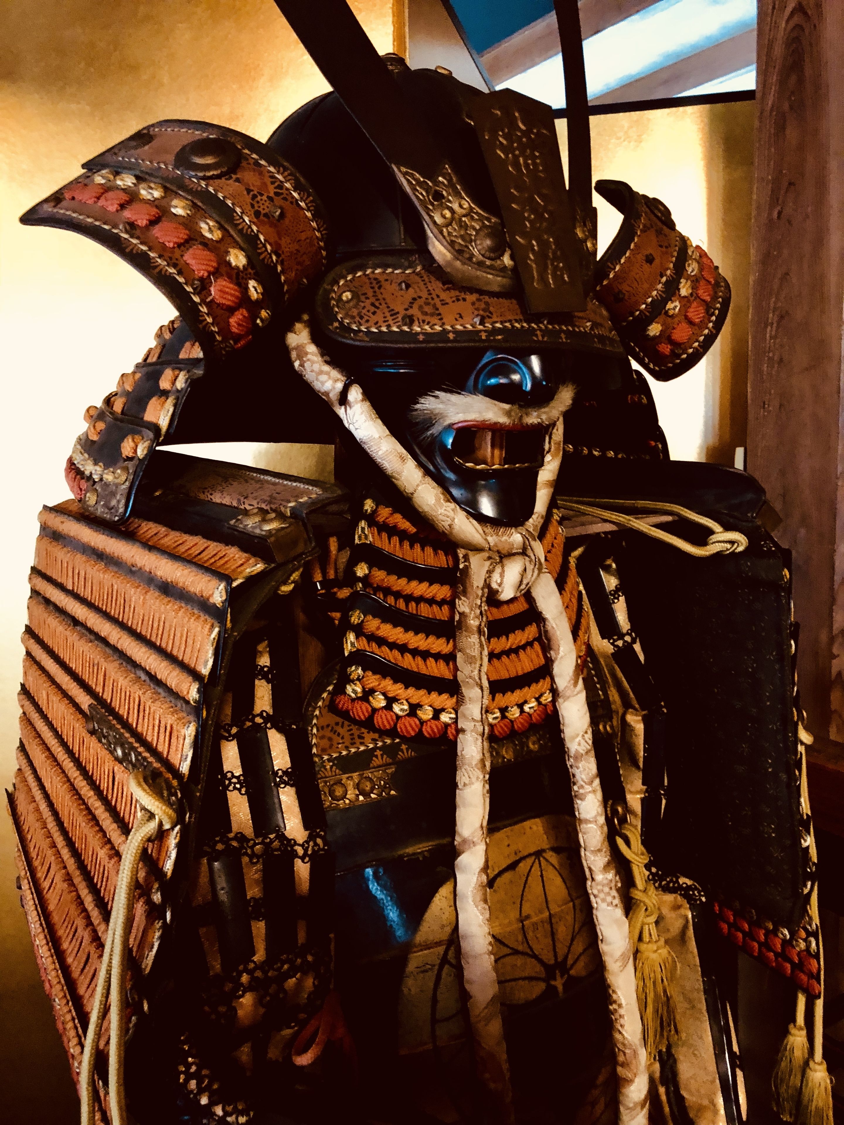 Um capacete samurai com desenhos e decorações elaborados.