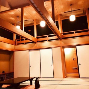 Minibar, coffres-forts dans les chambres, bureau, rideaux occultants