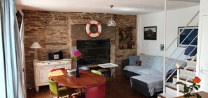 Televisor, llibres i estèreo 