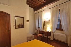 1 bedroom, desk, soundproofing, iron/ironing board - Charming apartment near Ponte Vecchio Free Wi-fi, Aircond. (Firenze)