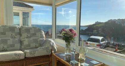 Cottage orienté plein sud surplombant le port de Mevagissey et de l'autre cÎté de la baie.