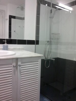 Badewanne, Haartrockner, Handtücher
