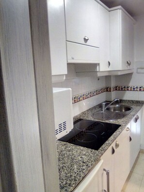 Een koelkast, een microgolfoven, een kookplaat