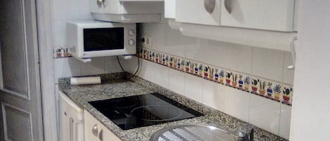 冷蔵庫、電子レンジ、コンロ、コーヒー / ティーメーカー