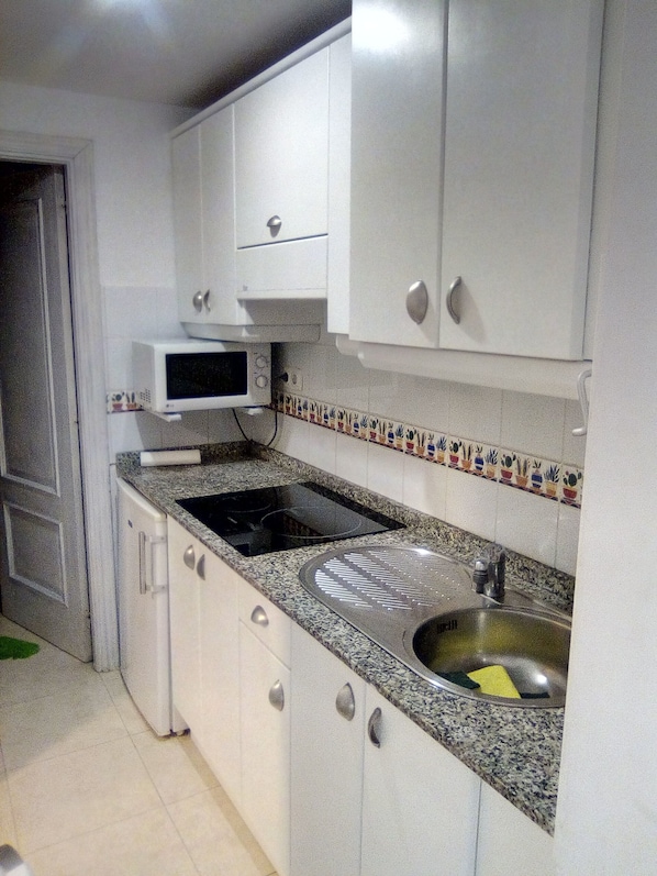 Een koelkast, een microgolfoven, een kookplaat