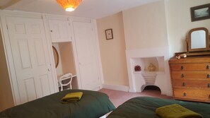 5 bedrooms, iron/ironing board, travel cot, free WiFi - Family House with garden in Lake District National Park - sleeps 8 (Bootle)