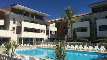 Een binnenzwembad en een verwarmd zwembad