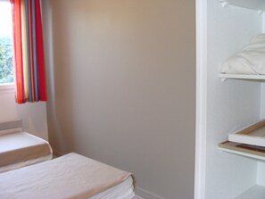 2 makuuhuonetta, silitysrauta/-lauta