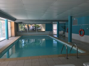 Una piscina cubierta, una piscina climatizada