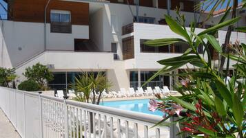 Una piscina cubierta, una piscina climatizada