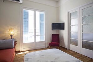 2 habitaciones, tabla de planchar con plancha y cuna de viaje 