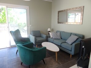 TV connectée, lecteur de DVD, livres, chaîne hi-fi