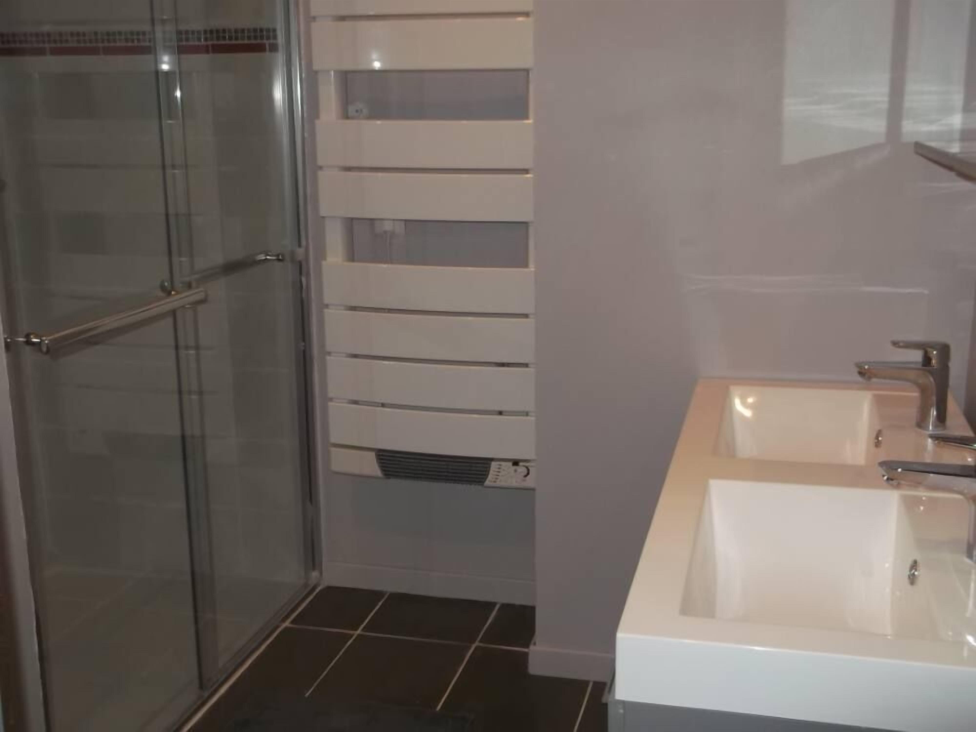 Een douche, een haardroger, toiletpapier