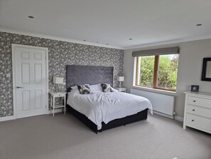 4 bedrooms, desk, iron/ironing board, travel cot - Stunning Coastal House near Oban by the sea with Island views spacious 4 bedroom (Craobh Haven, By Oban)