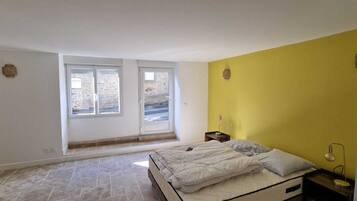 8 bedrooms, desk, iron/ironing board, free WiFi