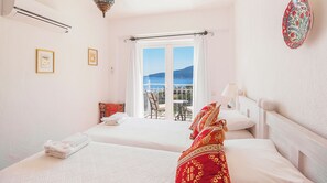 3 bedrooms, in-room safe, iron/ironing board, travel cot