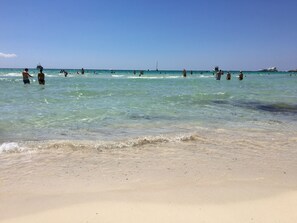 Playa en los alrededores, camastros y toallas de playa 