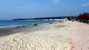 Plage, chaises longues