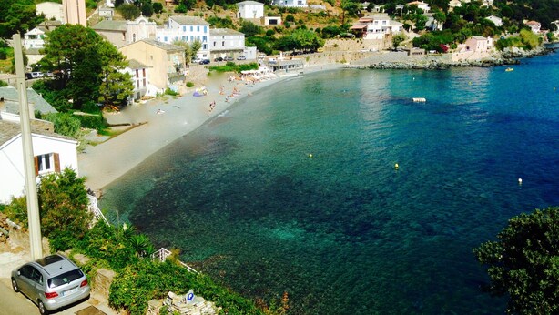 A coastal town with a clear beach, a church, and residential buildings. - Beautiful house on the sea 300 m from the beach (Brando)