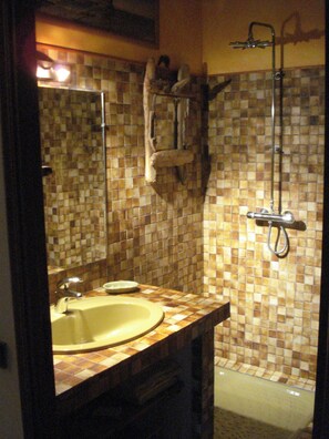 Baignoire, sèche-cheveux, serviettes fournies, savon