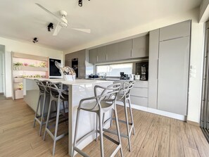 Réfrigérateur, four à micro-ondes, un four, surface de cuisson