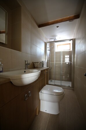 Bathtub, hair dryer, towels, toilet paper - Luxury Self Catering Cottage in Historic Village Setting in the Forest of Dean (Newland)
