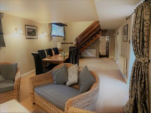 Smart TV, fireplace, books - Luxury Self Catering Cottage in Historic Village Setting in the Forest of Dean (Newland)