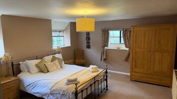 3 bedrooms, iron/ironing board, free WiFi, bed sheets