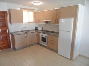 Kjøleskap, mikrobølgeovn, ovn og kaffetrakter/tekoker