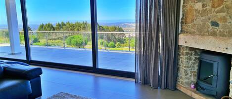 Smart TV, caminetto, lettore DVD, tavolo da ping pong