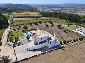 Exterior - Luxury 4 Bed Villa With Large Heated Pool, Sleeps 8, Beautifully Appointed. (Casal do Pardo)