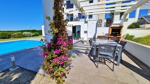 Outdoor dining - Luxury 4 Bed Villa With Large Heated Pool, Sleeps 8, Beautifully Appointed. (Casal do Pardo)