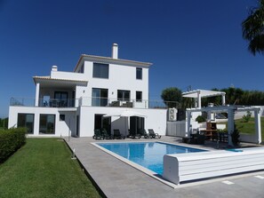 A heated pool - Luxury 4 Bed Villa With Large Heated Pool, Sleeps 8, Beautifully Appointed. (Casal do Pardo)