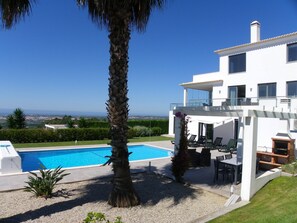 A heated pool - Luxury 4 Bed Villa With Large Heated Pool, Sleeps 8, Beautifully Appointed. (Casal do Pardo)