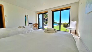 4 quartos, ferros/tábuas de passar roupa, berço de viagem