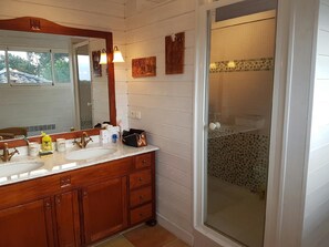 Combined shower/bathtub, hair dryer, towels, soap - Charming villa with heated swimming pool between pool and ocean at Cap Ferret (Lège-Cap-Ferret)