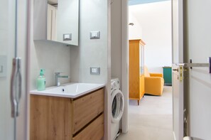 Shower, hair dryer, bidet, towels