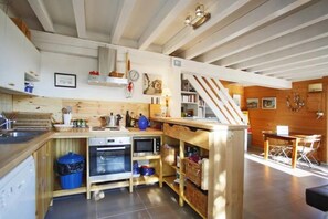 Een koelkast, een microgolfoven, een oven, een kookplaat