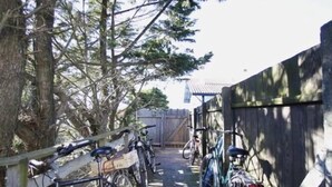 Uma ponte de madeira com bicicletas estacionadas em ambos os lados.