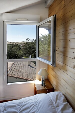 2 slaapkamers, een strijkplank/strijkijzer, reisbedje, gratis wifi