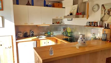 Een koelkast, een microgolfoven, een oven, een kookplaat