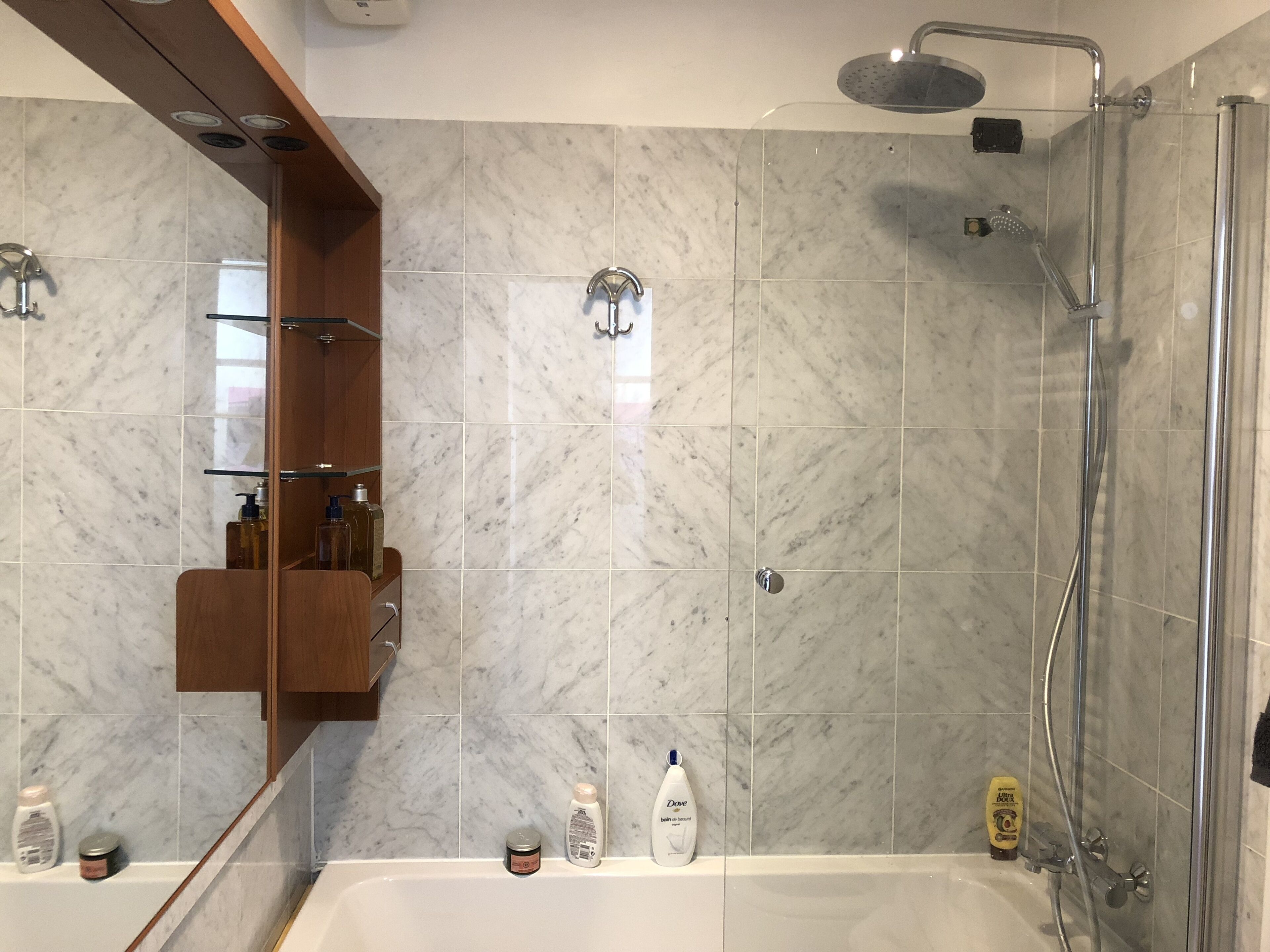 Salle de bain avec baignoire